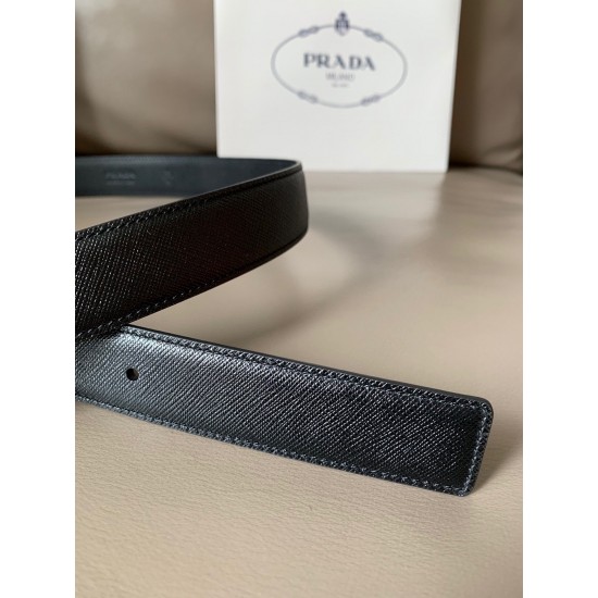 j22620 PRADA (普拉达) 专柜同款 这款腰带宽3.0cm 采用了Saffiano头层牛皮，腰带精致低调、优雅摩登。饰有涂珐琅三角形徽标，勾勒精致细节，是Prada男士成衣系列的理想配饰。