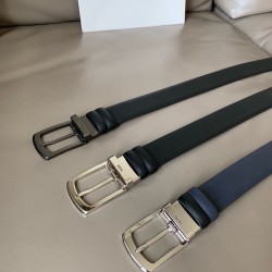 j22620 PRADA(普拉达) 专柜新款 男士双面用腰带 宽3.4cm 带身采用一面Saffiano牛皮 一面光滑牛皮 内搭配简约旋转亮面针扣，承载着品牌象征性的图案，释放优雅与现代气息。