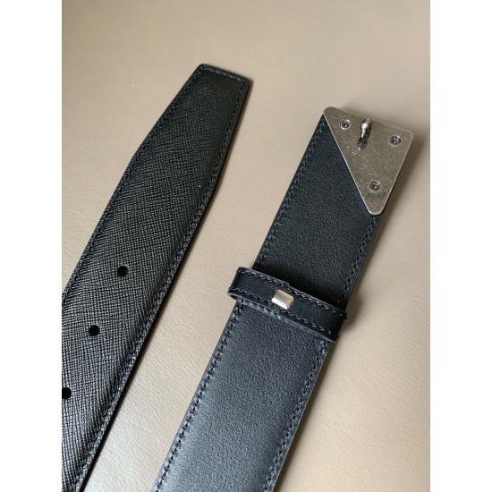 j22620 专柜新款 男士高端休闲腰带 宽4.0cm 这款Saffiano皮革腰带饰有一枚三角形金属徽标,宛如点睛之笔。原版车线 原单品质。 j22620 专柜新款 男士高端休闲腰带 宽4.0cm 这款Saffiano皮革腰带饰有一枚三角形金属徽标,宛如点睛之笔。原版车线 原单品质。