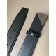 j22620 专柜新款 男士高端休闲腰带 宽4.0cm 这款Saffiano皮革腰带饰有一枚三角形金属徽标,宛如点睛之笔。原版车线 原单品质。 j22620 专柜新款 男士高端休闲腰带 宽4.0cm 这款Saffiano皮革腰带饰有一枚三角形金属徽标,宛如点睛之笔。原版车线 原单品质。