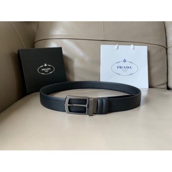 j22620 PRADA(普拉达) 专柜新款 男士双面用腰带 宽3.4cm 带身采用一面Saffiano牛皮 一面光滑牛皮 内搭配简约旋转亮面针扣,承载着品牌象征性的图案,释放优雅与现代气息。 j22620 PRADA(普拉达) 专柜新款 男士双面用腰带 宽3.4cm 带身采用一面Saffiano牛皮 一面光滑牛皮 内搭配简约旋转亮面针扣,承载着品牌象征性的图案,释放优雅与现代气息。
