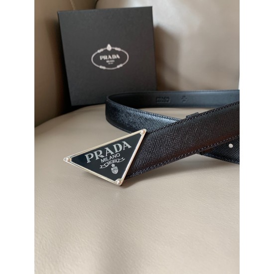 j22620 PRADA (普拉达) 专柜同款 这款腰带宽3.0cm 采用了Saffiano头层牛皮，腰带精致低调、优雅摩登。饰有涂珐琅三角形徽标，勾勒精致细节，是Prada男士成衣系列的理想配饰。