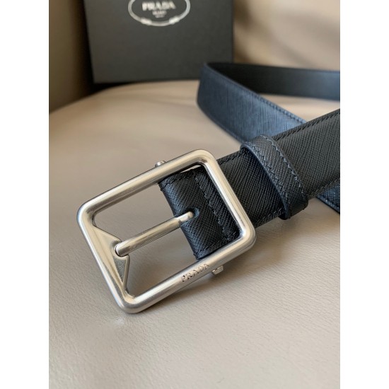 j22600 PRADA (普拉达)专柜同款 男士休闲针扣 3.4厘米宽的Saffiano皮革腰带。枪带扣,其上以Prada徽标装饰,勾勒精致细节,是Prada男士成衣系列的理想配饰。 j22600 PRADA (普拉达)专柜同款 男士休闲针扣 3.4厘米宽的Saffiano皮革腰带。枪带扣,其上以Prada徽标装饰,勾勒精致细节,是Prada男士成衣系列的理想配饰。