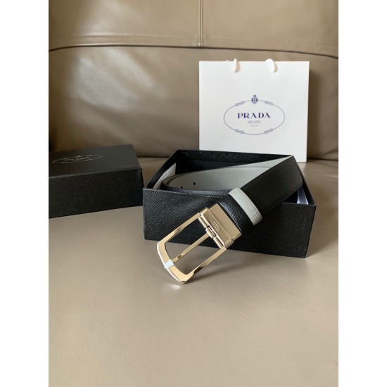 j22620 PRADA(普拉达) 专柜新款 男士双面用腰带 宽3.4cm 带身采用双面Saffiano牛皮 搭配简约旋转亮面针扣，承载着品牌象征性的图案，释放优雅与现代气息。