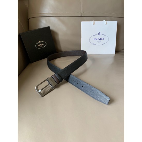 j22620 PRADA(普拉达) 专柜新款 男士双面用腰带 宽3.4cm 带身采用双面Saffiano牛皮 搭配简约旋转亮面针扣，承载着品牌象征性的图案，释放优雅与现代气息。