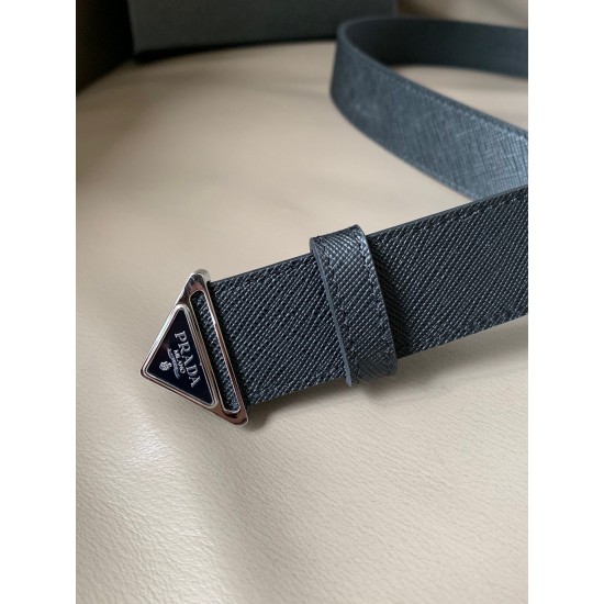 j22600 prada (普拉达) 专柜新款 男女通用商务休闲款 宽3.0cm 这款Saffiano牛皮腰带设计简约而不失精美。三角形搭扣辅以涂珐琅金属刻字徽标，映现品牌格调。隽永的亮面皮革材质历经