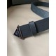 j22600 prada (普拉达) 专柜新款 男女通用商务休闲款 宽3.0cm 这款Saffiano牛皮腰带设计简约而不失精美。三角形搭扣辅以涂珐琅金属刻字徽标，映现品牌格调。隽永的亮面皮革材质历经