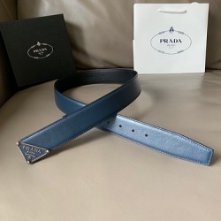 j22620 专柜新款 男士高端休闲腰带 宽4.0cm 这款Saffiano皮革腰带饰有一枚三角形金属徽标，宛如点睛之笔。原版车线 原单品质。