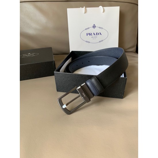 j22620 PRADA(普拉达) 专柜新款 男士双面用腰带 宽3.4cm 带身采用双面Saffiano牛皮 搭配简约旋转亮面针扣，承载着品牌象征性的图案，释放优雅与现代气息。