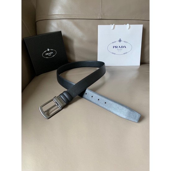 j22620 PRADA(普拉达) 专柜新款 男士双面用腰带 宽3.4cm 带身采用一面Saffiano牛皮 一面光滑牛皮 内搭配简约旋转亮面针扣,承载着品牌象征性的图案,释放优雅与现代气息。 j22620 PRADA(普拉达) 专柜新款 男士双面用腰带 宽3.4cm 带身采用一面Saffiano牛皮 一面光滑牛皮 内搭配简约旋转亮面针扣,承载着品牌象征性的图案,释放优雅与现代气息。