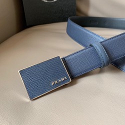 j22620 PRADA (普拉达) 专柜新款 男士休闲腰带 宽3.4cm 这款皮革腰带配有大号金属带扣。涂珐琅长方形带扣上刻有刻字徽标，打造个性造型。亦是理想礼物之选。