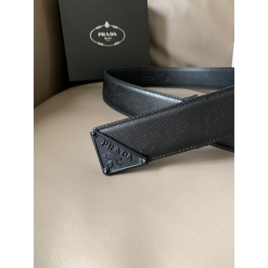 j22620 专柜新款 男士高端休闲腰带 宽4.0cm 这款Saffiano皮革腰带饰有一枚三角形金属徽标,宛如点睛之笔。原版车线 原单品质。 j22620 专柜新款 男士高端休闲腰带 宽4.0cm 这款Saffiano皮革腰带饰有一枚三角形金属徽标,宛如点睛之笔。原版车线 原单品质。