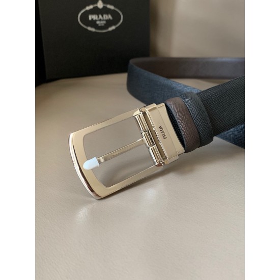 j22620 PRADA(普拉达) 专柜新款 男士双面用腰带 宽3.4cm 带身采用双面Saffiano牛皮 搭配简约旋转亮面针扣，承载着品牌象征性的图案，释放优雅与现代气息。
