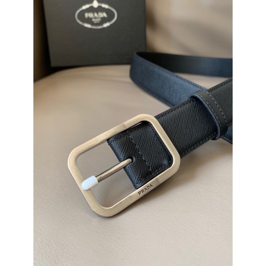 j22600 PRADA (普拉达)专柜同款 男士休闲针扣 3.4厘米宽的Saffiano皮革腰带。枪带扣,其上以Prada徽标装饰,勾勒精致细节,是Prada男士成衣系列的理想配饰。 j22600 PRADA (普拉达)专柜同款 男士休闲针扣 3.4厘米宽的Saffiano皮革腰带。枪带扣,其上以Prada徽标装饰,勾勒精致细节,是Prada男士成衣系列的理想配饰。