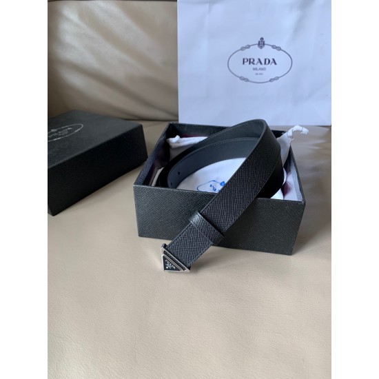 j22600 prada (普拉达) 专柜新款 男女通用商务休闲款 宽3.0cm 这款Saffiano牛皮腰带设计简约而不失精美。三角形搭扣辅以涂珐琅金属刻字徽标，映现品牌格调。隽永的亮面皮革材质历经