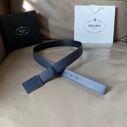 j22620 PRADA (普拉达) 专柜新款 男士休闲腰带 宽3.4cm 这款腰带结合金属和优质Saffiano皮革两种材质，并饰以优雅丝印徽标带扣，勾勒精致细节，是Prada男士成衣系列的理想配饰
