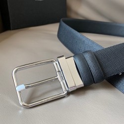 j22600 PRADA （普拉达）专柜同款 男士休闲双面用腰带 宽3.4cm 采用Saffiano头层小牛皮底部光滑牛皮 抛光钢质带扣采用简约外形设计，其上以Prada徽标装饰，勾勒精致细节