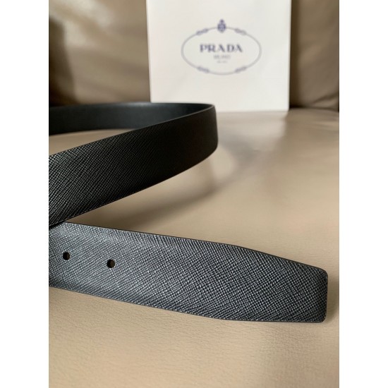 j22620 PRADA(普拉达) 专柜新款 男士双面用腰带 宽3.4cm 带身采用一面Saffiano牛皮 一面光滑牛皮 内搭配简约旋转亮面针扣,承载着品牌象征性的图案,释放优雅与现代气息。 j22620 PRADA(普拉达) 专柜新款 男士双面用腰带 宽3.4cm 带身采用一面Saffiano牛皮 一面光滑牛皮 内搭配简约旋转亮面针扣,承载着品牌象征性的图案,释放优雅与现代气息。