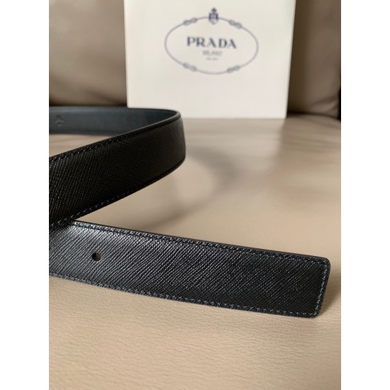 j22620 PRADA (普拉达) 专柜同款 这款腰带宽3.0cm 采用了Saffiano头层牛皮，腰带精致低调、优雅摩登。饰有涂珐琅三角形徽标，勾勒精致细节，是Prada男士成衣系列的理想配饰。