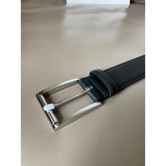 j22600 专柜同款 3.4厘米宽的Saffiano皮革腰带。抛光钢质带扣前面采用独特的滑轮外形设计,其上徽标装饰,勾勒精致细节,是男士成衣系列的理想配饰 j22600 专柜同款 3.4厘米宽的Saffiano皮革腰带。抛光钢质带扣前面采用独特的滑轮外形设计,其上徽标装饰,勾勒精致细节,是男士成衣系列的理想配饰