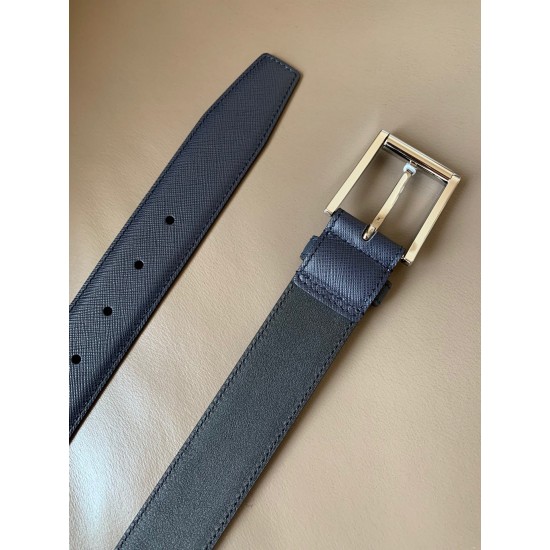 j22600 专柜同款 3.4厘米宽的Saffiano皮革腰带。抛光钢质带扣前面采用独特的滑轮外形设计,其上徽标装饰,勾勒精致细节,是男士成衣系列的理想配饰 j22600 专柜同款 3.4厘米宽的Saffiano皮革腰带。抛光钢质带扣前面采用独特的滑轮外形设计,其上徽标装饰,勾勒精致细节,是男士成衣系列的理想配饰