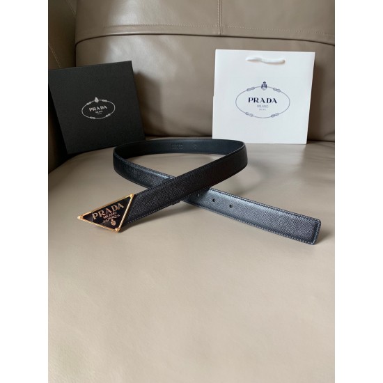 j22620 PRADA (普拉达) 专柜同款 这款腰带宽3.0cm 采用了Saffiano头层牛皮，腰带精致低调、优雅摩登。饰有涂珐琅三角形徽标，勾勒精致细节，是Prada男士成衣系列的理想配饰。
