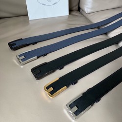 j22630 PRADA (普拉达) 专柜同款 男士商务休闲腰带 这款宽4.0cm Saffiano皮革腰带精致低调、优雅摩登。简约时尚的哑枪色金属带扣配有刻字徽标，勾勒精致细节