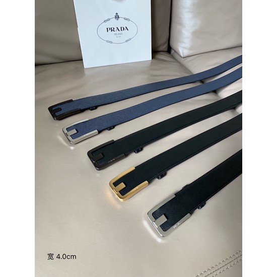 j22630 PRADA (普拉达) 专柜同款 男士商务休闲腰带 这款宽4.0cm Saffiano皮革腰带精致低调、优雅摩登。简约时尚的哑枪色金属带扣配有刻字徽标，勾勒精致细节
