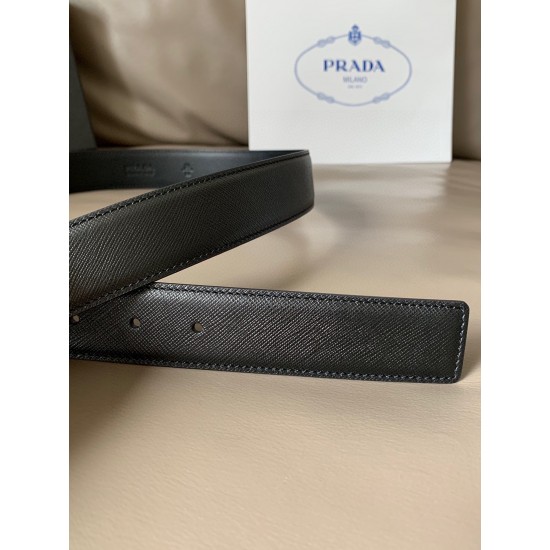 j22620 PRADA (普拉达) 专柜新款 男士休闲腰带 宽3.4cm 这款标志性的Saffiano皮革腰带配有带Saffiano皮革和金属细节的带扣，带扣饰有金属徽标，颇具特色。