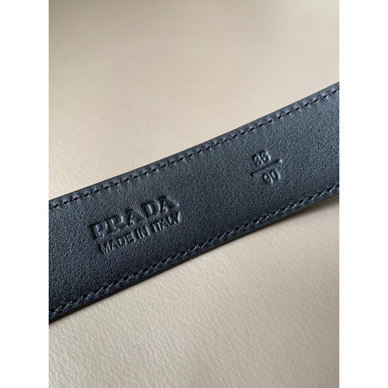 j22620 PRADA (普拉达) 专柜同款 这款腰带宽3.0cm 采用了Saffiano头层牛皮，腰带精致低调、优雅摩登。饰有涂珐琅三角形徽标，勾勒精致细节，是Prada男士成衣系列的理想配饰。