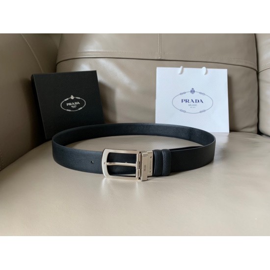 j22620 PRADA(普拉达) 专柜新款 男士双面用腰带 宽3.4cm 带身采用一面Saffiano牛皮 一面光滑牛皮 内搭配简约旋转亮面针扣,承载着品牌象征性的图案,释放优雅与现代气息。 j22620 PRADA(普拉达) 专柜新款 男士双面用腰带 宽3.4cm 带身采用一面Saffiano牛皮 一面光滑牛皮 内搭配简约旋转亮面针扣,承载着品牌象征性的图案,释放优雅与现代气息。