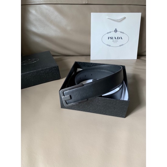 j22630 PRADA (普拉达) 专柜同款 男士商务休闲腰带 这款宽4.0cm Saffiano皮革腰带精致低调、优雅摩登。简约时尚的哑枪色金属带扣配有刻字徽标，勾勒精致细节