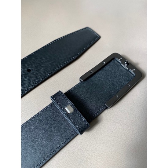 j22630 PRADA (普拉达) 专柜同款 男士商务休闲腰带 这款宽4.0cm Saffiano皮革腰带精致低调、优雅摩登。简约时尚的哑枪色金属带扣配有刻字徽标，勾勒精致细节