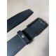j22630 PRADA (普拉达) 专柜同款 男士商务休闲腰带 这款宽4.0cm Saffiano皮革腰带精致低调、优雅摩登。简约时尚的哑枪色金属带扣配有刻字徽标，勾勒精致细节