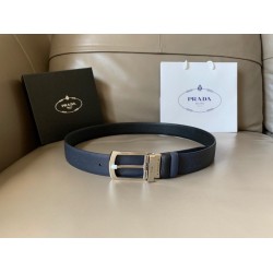 j22600 PRADA(普拉达) 专柜新款 男士双面用腰带 宽3.4cm 带身采用双面Saffiano牛皮 搭配简约旋转亮面针扣，承载着品牌象征性的图案，释放优雅与现代气息。