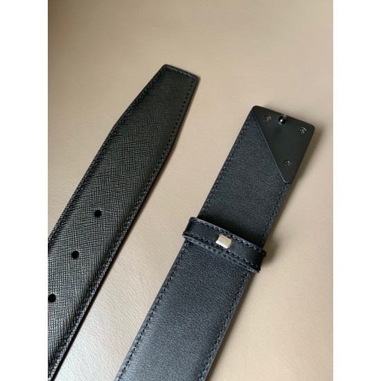 j22620 专柜新款 男士高端休闲腰带 宽4.0cm 这款Saffiano皮革腰带饰有一枚三角形金属徽标,宛如点睛之笔。原版车线 原单品质。 j22620 专柜新款 男士高端休闲腰带 宽4.0cm 这款Saffiano皮革腰带饰有一枚三角形金属徽标,宛如点睛之笔。原版车线 原单品质。