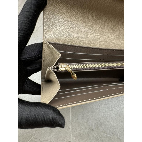 LV Bags High Quality Flip Wallet
LV Bags High Quality Flip Wallet