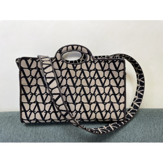 Valentino Bags Top Quality
35/25/17cm Valentino Bags Top Quality
35/25/17cm