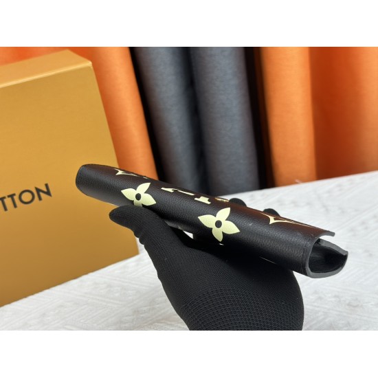 LV Bags High Quality Flip Wallet
LV Bags High Quality Flip Wallet