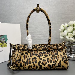 Prada Bags Top Quality
32x15.5x12cm
