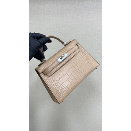 Hermes Bags Top Quality Minikelly 二代
19cm $220 Hermes Bags Top Quality Minikelly 二代
19cm $220