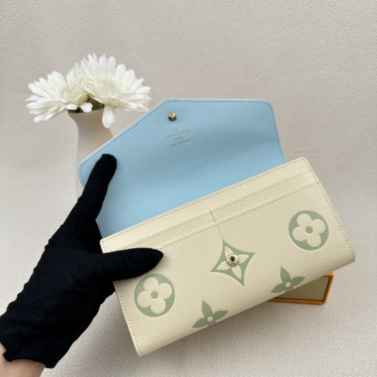 LV Bags High Quality Flip Wallet
LV Bags High Quality Flip Wallet