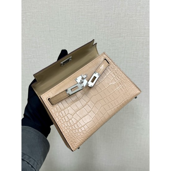 Hermes Bags Top Quality Minikelly 二代
19cm $220 Hermes Bags Top Quality Minikelly 二代
19cm $220