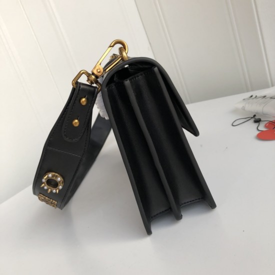 Pinko Bags Top Quality
27*17*8cm Pinko Bags Top Quality
27*17*8cm