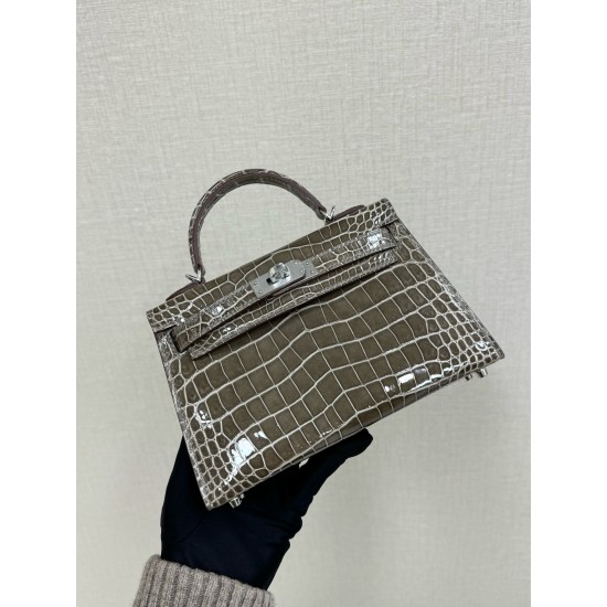 Hermes Bags Top Quality Minikelly 二代
19cm $220 Hermes Bags Top Quality Minikelly 二代
19cm $220