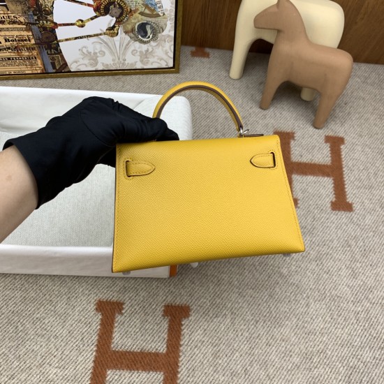 Hermes Bags Top Quality Minikelly 二代
19cm $220 Hermes Bags Top Quality Minikelly 二代
19cm $220
