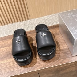 DG slippers