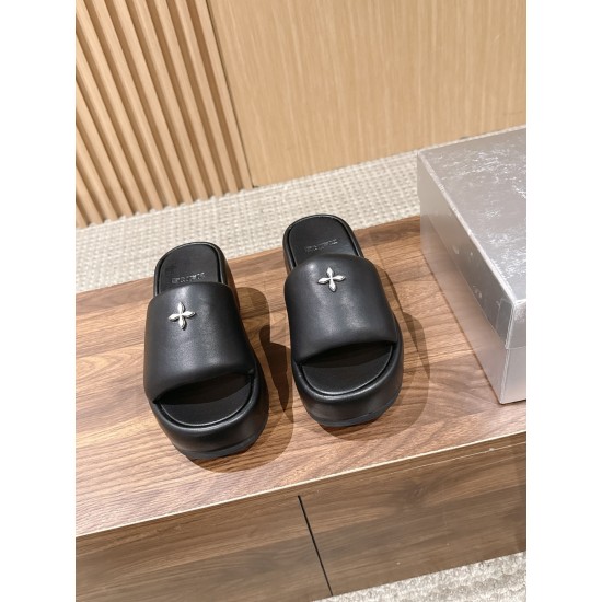 DG slippers