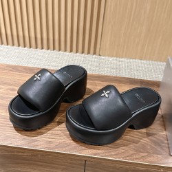 DG slippers