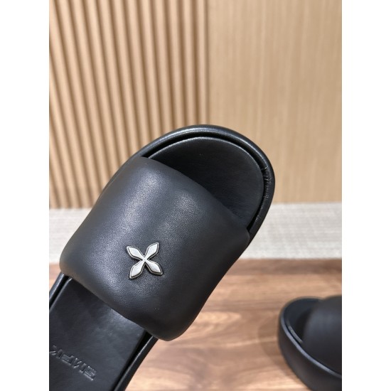 DG slippers